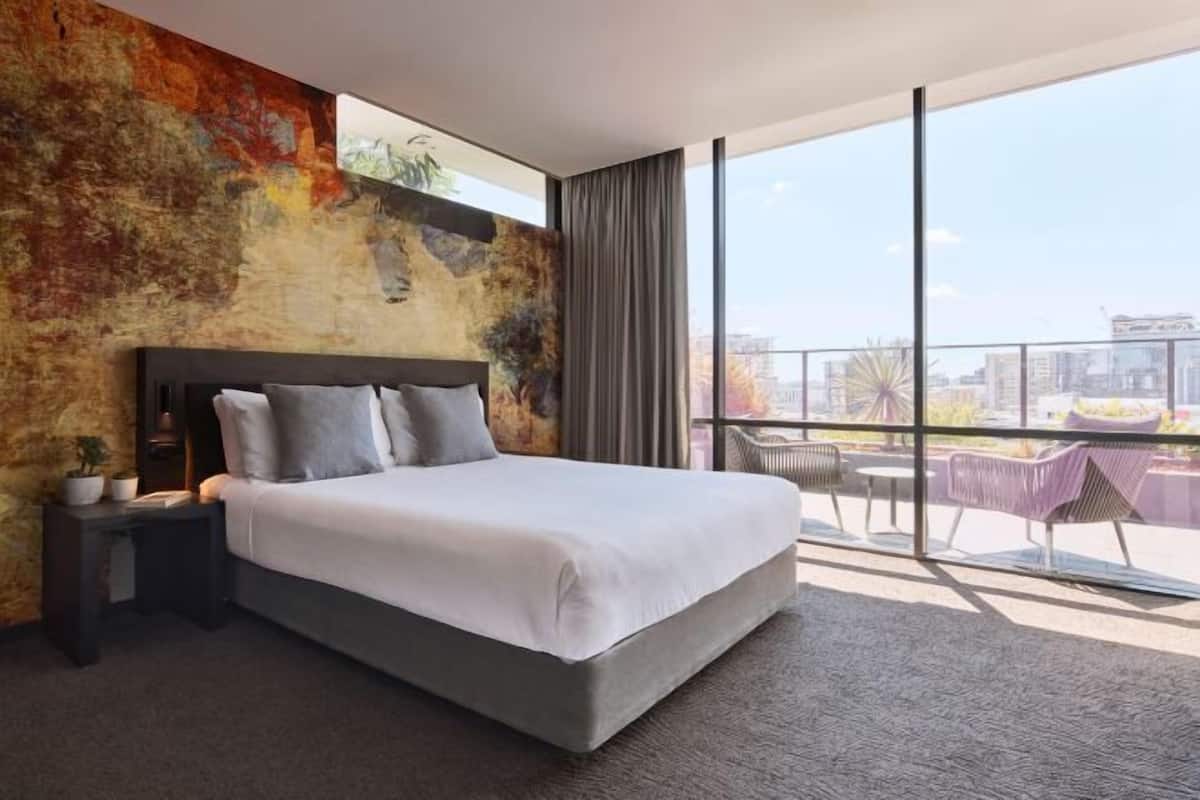 Minibar, in-room safe, iron/ironing board, WiFi