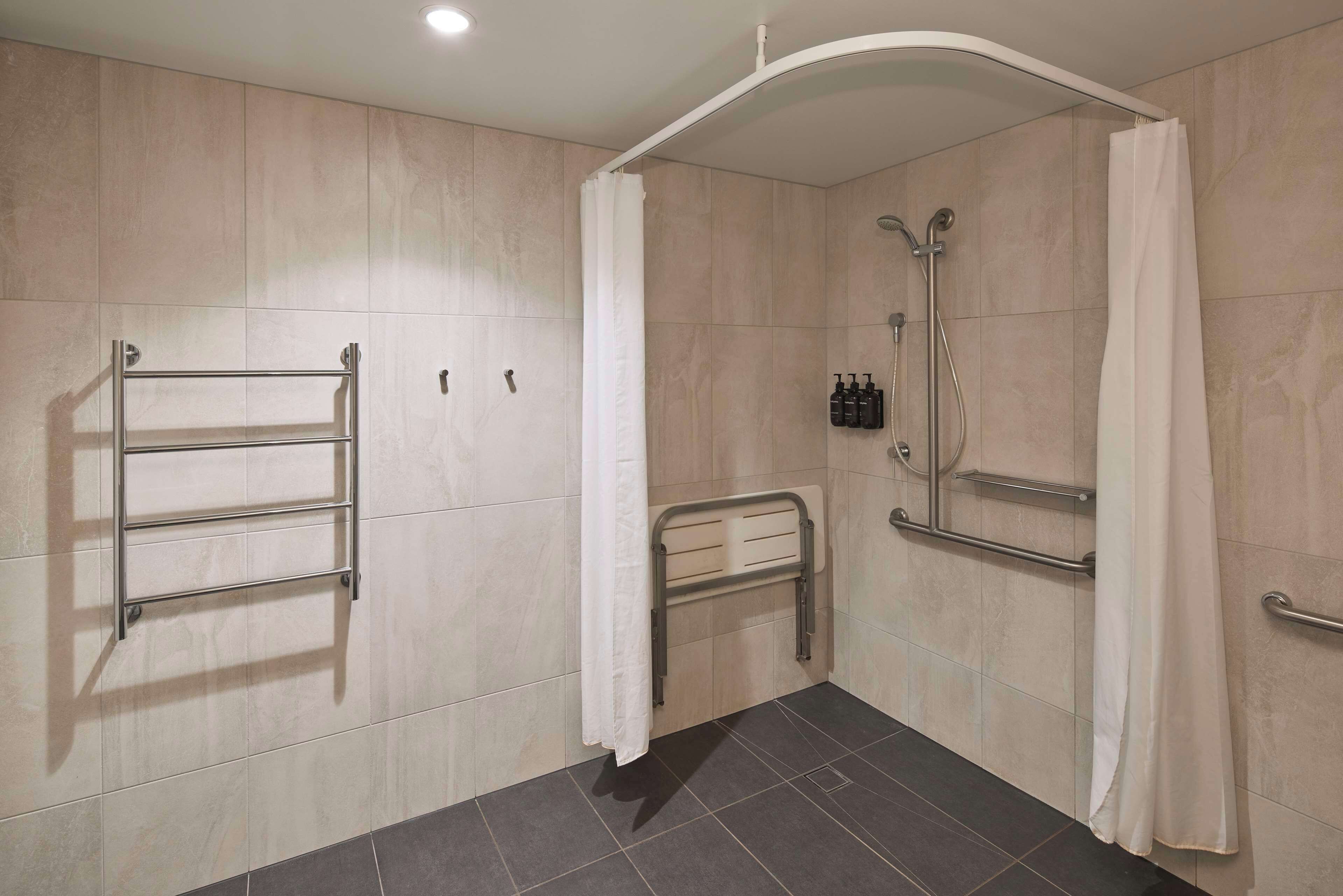 Salle de bain accessible aux personnes à mobilité réduite