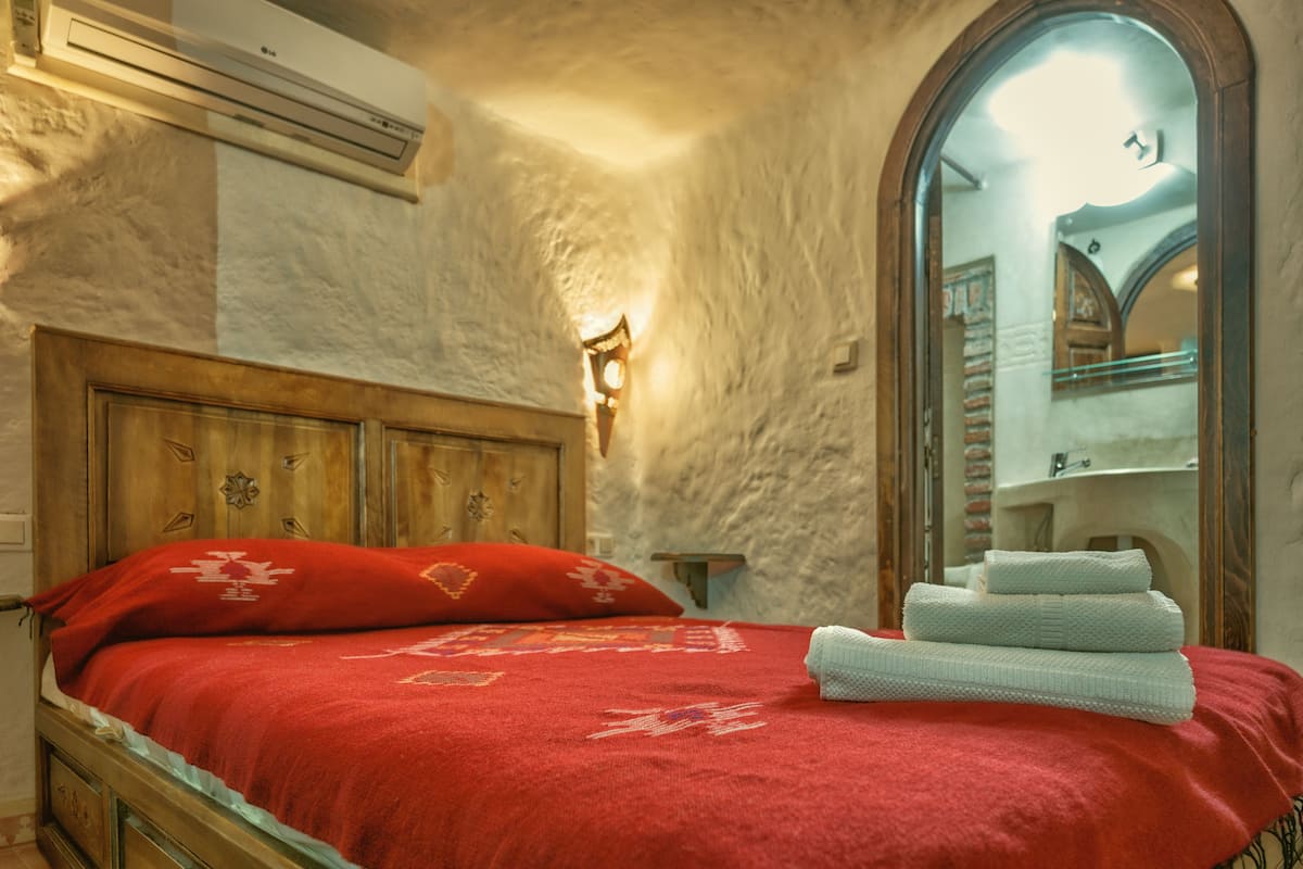 Junior Suite (Rkia) | Individually decorated, individually furnished, blackout drapes
