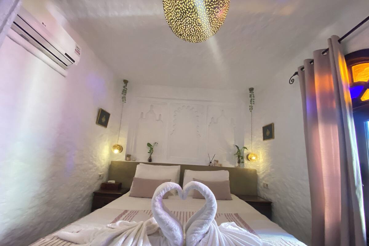 Senior Suite (Fadela) | Individually decorated, individually furnished, blackout drapes