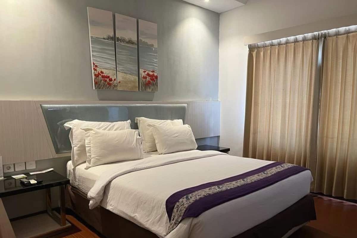 Desk, free WiFi, bed sheets