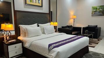 Suite, hageutsikt | Skrivebord, wi-fi (inkludert) og sengetøy