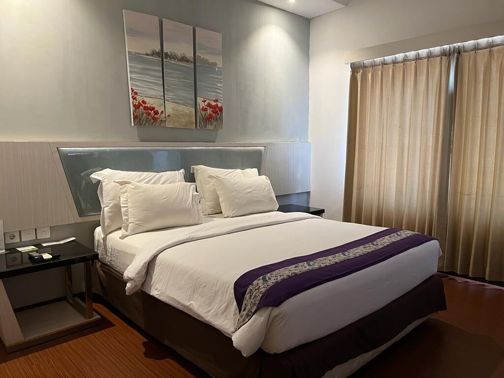 Escritorio, wifi gratis y ropa de cama 
