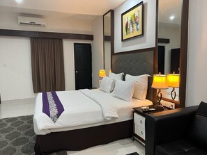 Desk, free WiFi, bed sheets - Ayla City Hotel (Sorong)