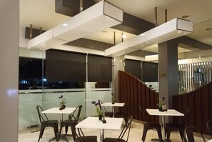 供應午餐及晚餐