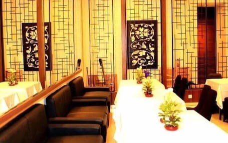 Se sirven almuerzos y cenas, cocina asiática