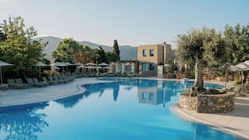 Quầy bar bên hồ bơi