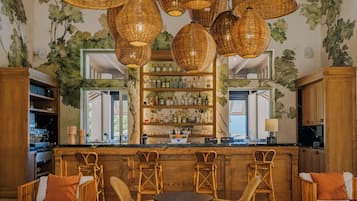3 bars/lounges, 3 poolside bars