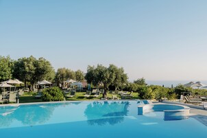 Una piscina techada, 4 piscinas al aire libre