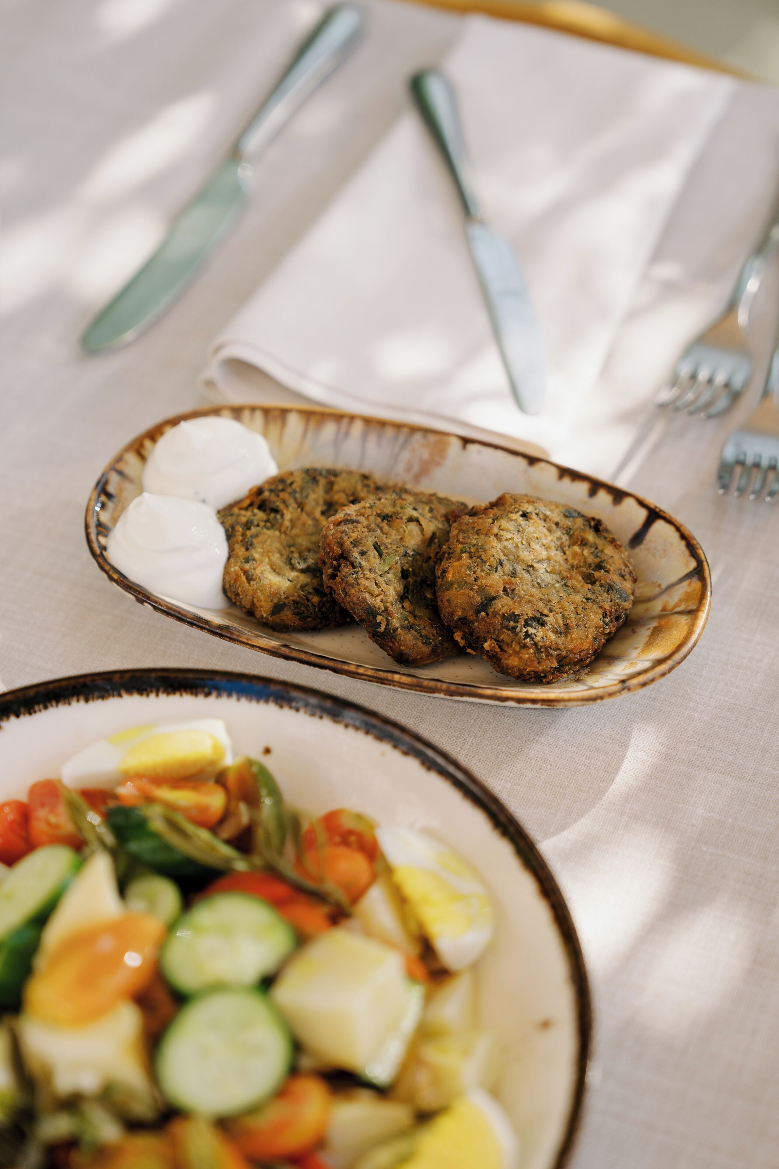 Une assiette de muffins et une salade de légumes.