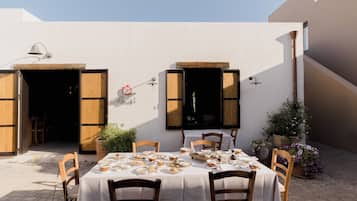 Bữa sáng buffet hàng ngày với phụ phí nhỏ