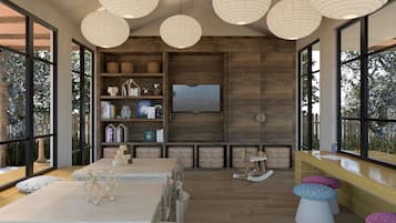 Un intérieur moderne avec des étagères en bois, un téléviseur à écran plat et un fauteuil à bascule en bois.