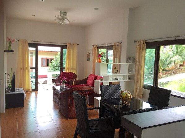 2 Bedrooms House | Coin séjour | Télévision à écran plat de 42 pouces avec chaßnes par cùble, télévision