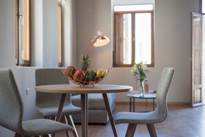 Deluxe-Vierbettzimmer, Mehrere Betten | Essbereich im Zimmer