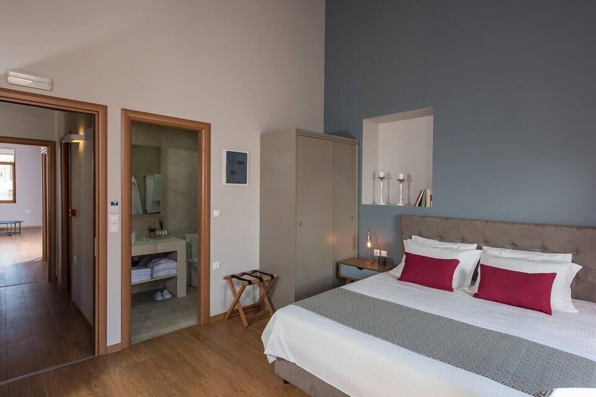 Ein Schlafzimmer mit Bett, Nachttisch und Kleiderschrank.
