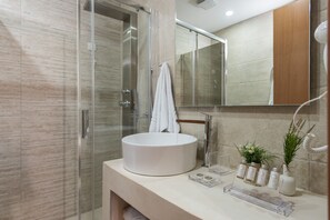 Shower, hydromassage showerhead, free toiletries, hair dryer