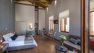 Habitación cuádruple Deluxe, varias camas | Ropa de cama de alta calidad, minibar, caja fuerte y escritorio