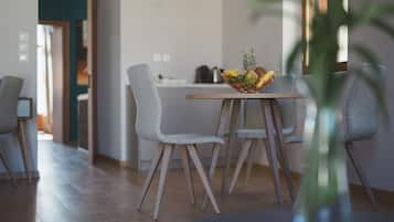 Habitación cuádruple Deluxe, varias camas | Servicio de comidas en la habitación