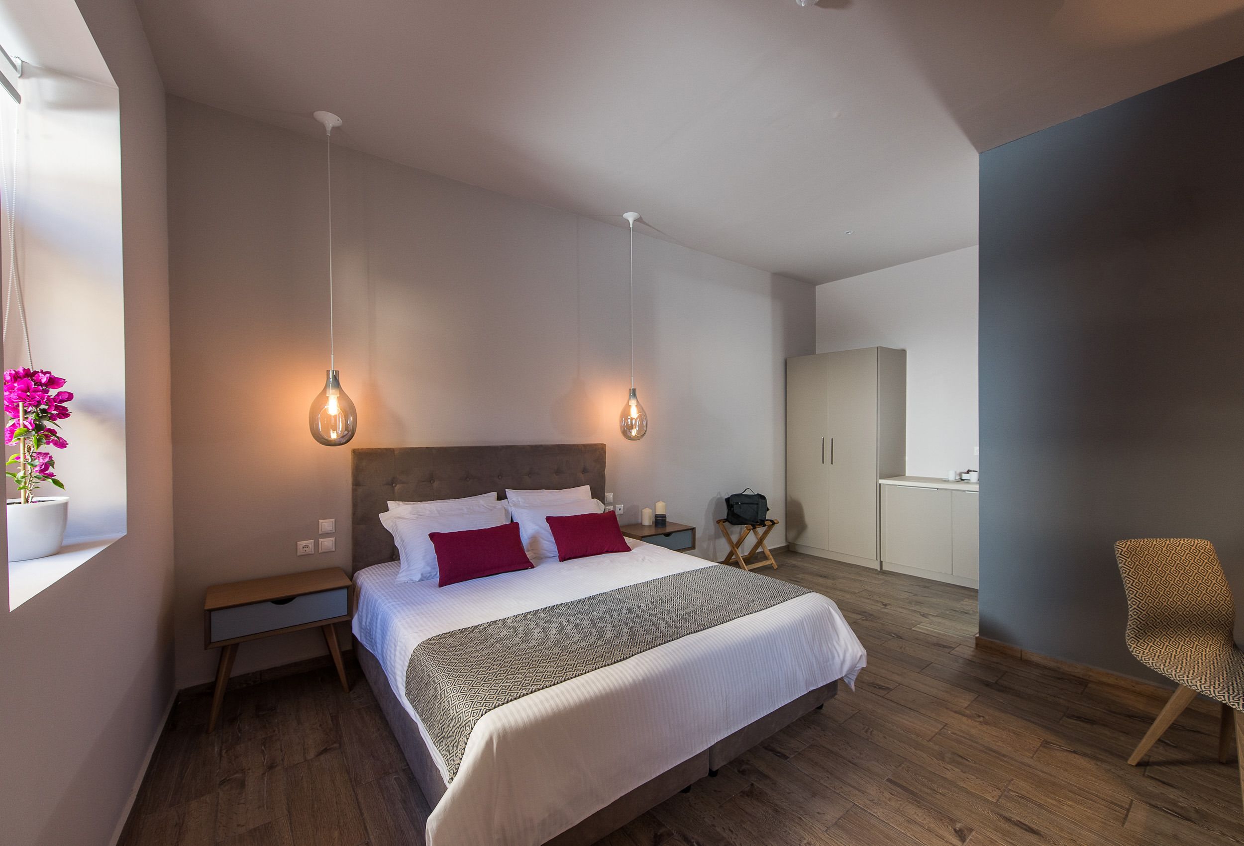 Quarto casal standard, 1 cama King, no piso térreo | Roupas de cama premium, frigobar, cofres nos quartos, escrivaninha