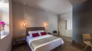 Standaard tweepersoonskamer, 1 kingsize bed, op benedenverdieping | Luxe beddengoed, een minibar, een kluis op de kamer, een bureau