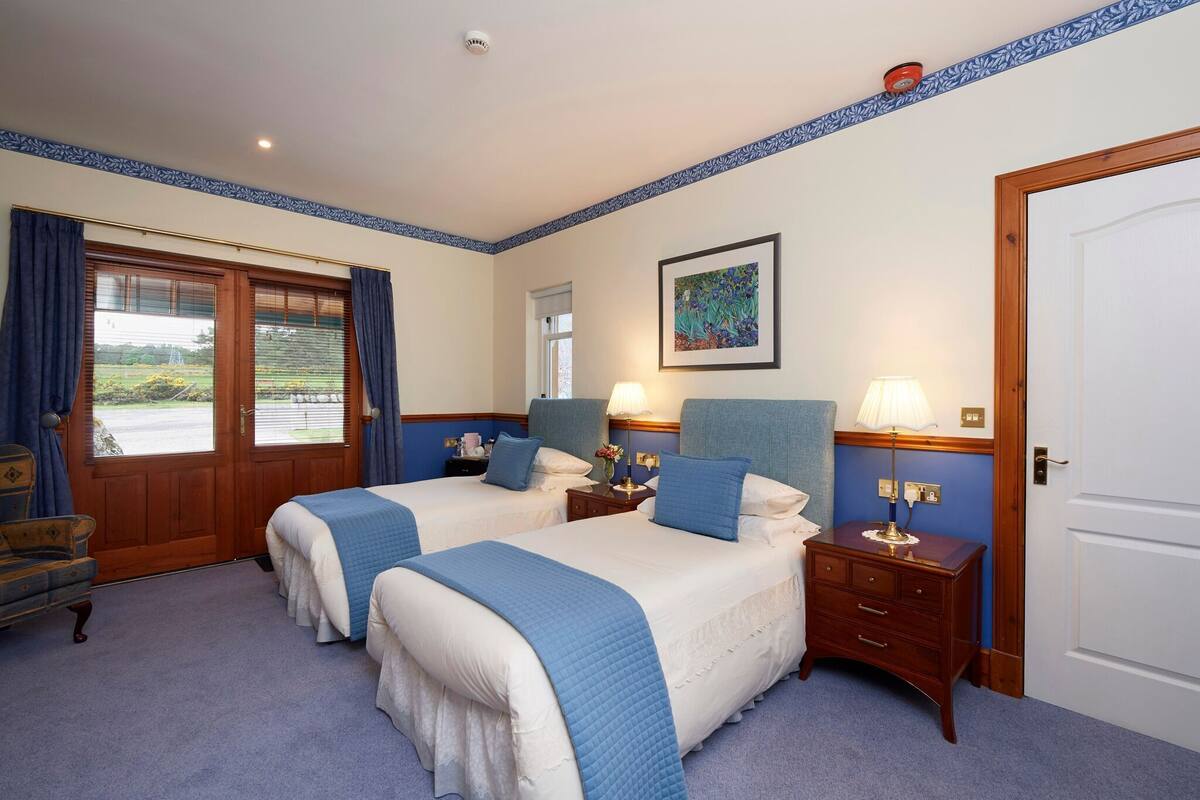 Habitación con 2 camas individuales | Ropa de cama de alta calidad y tabla de planchar con plancha