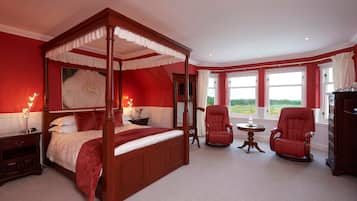 Kahden hengen luksushuone (Four Poster Bed) | Ylelliset vuodevaatteet, silitysrauta/-lauta, ilmainen Wi-Fi