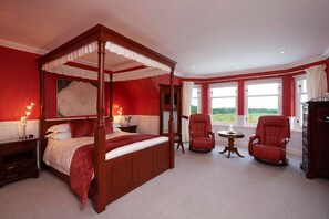 Habitación doble de lujo (Four Poster Bed) | Ropa de cama de alta calidad y tabla de planchar con plancha