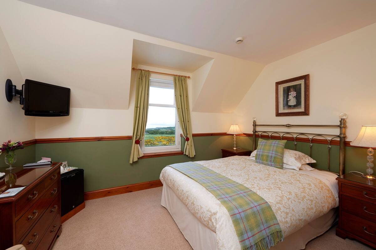 Single Room | Premium bedding, iron/ironing board, free WiFi, bed sheets