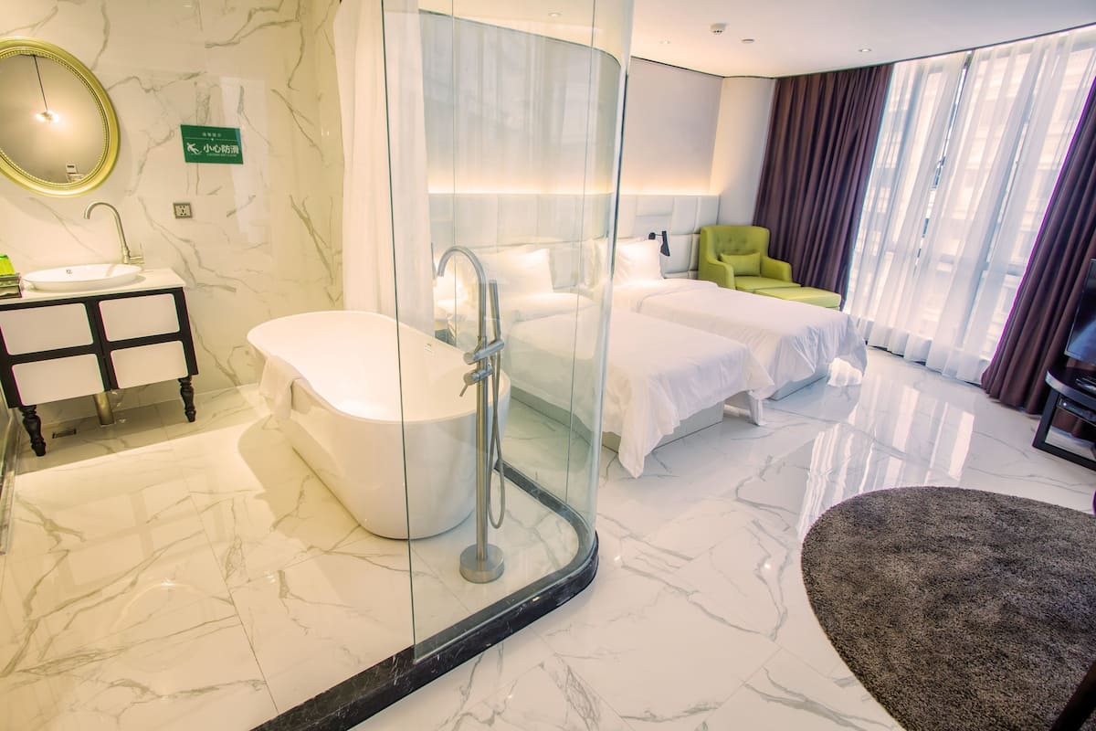 Executive Room(Chinese Citizen Only) | Blackout drapes, rollaway beds (surcharge), WiFi (free)