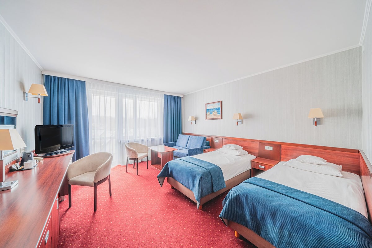 Hypo-allergenic bedding, in-room safe, desk