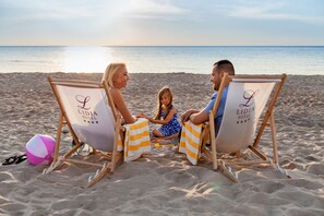 Chaises longues, serviettes de plage