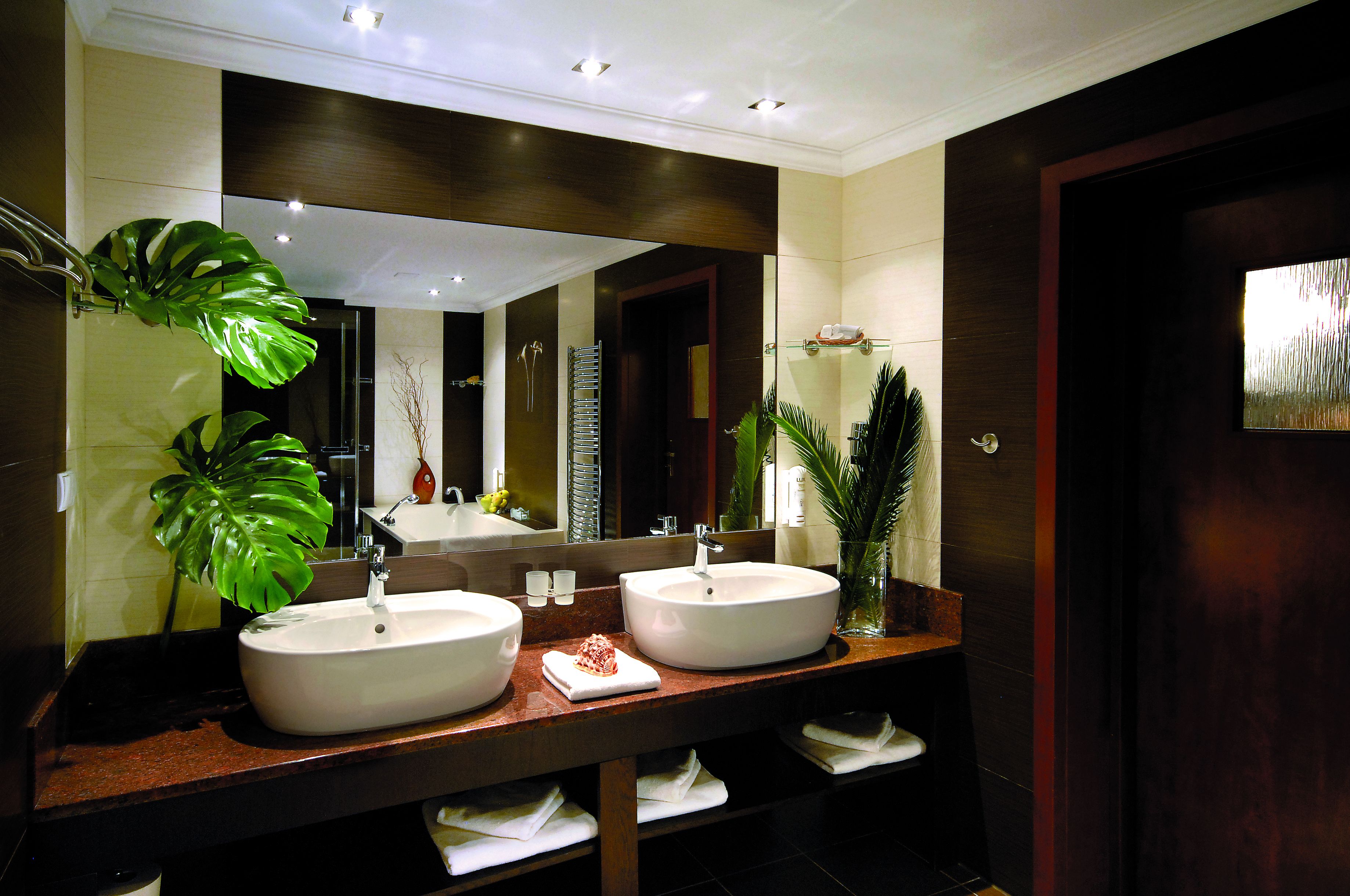 apartment | bathroom | shower, free toiletries, hair dryer, bathrobes