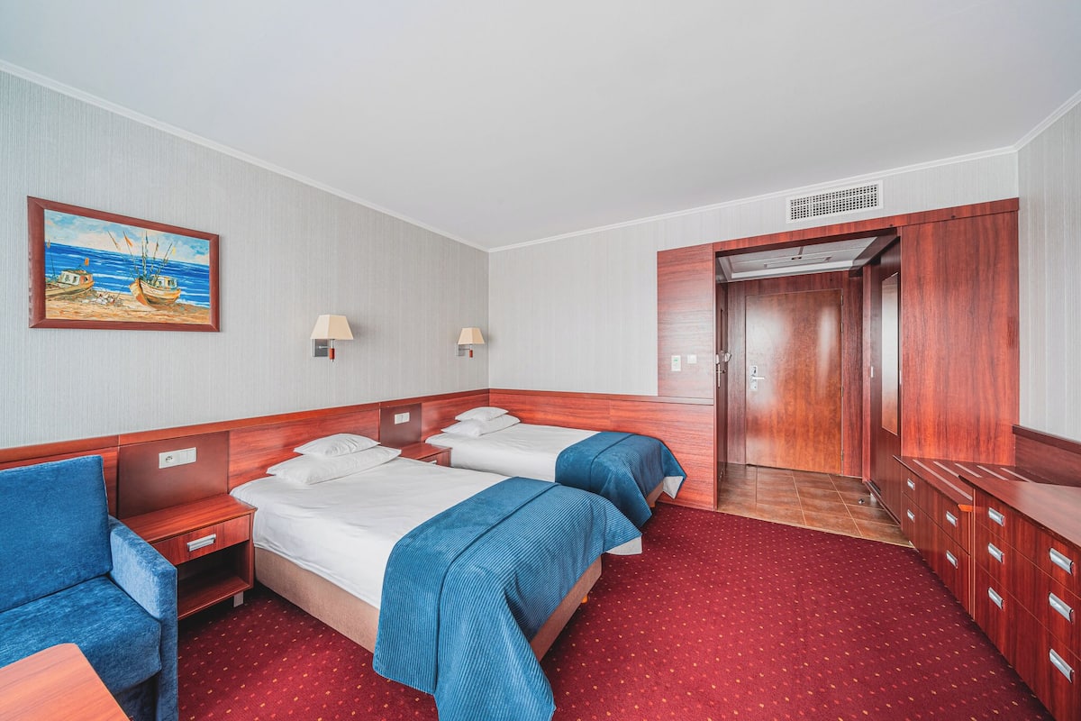 Hypo-allergenic bedding, in-room safe, desk