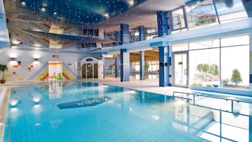 Inomhuspool och solstolar