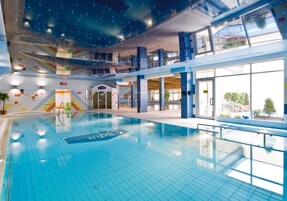 Indoor pool, sun loungers