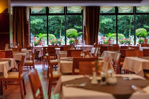2 restaurantes; se sirven desayunos, comidas y cenas
