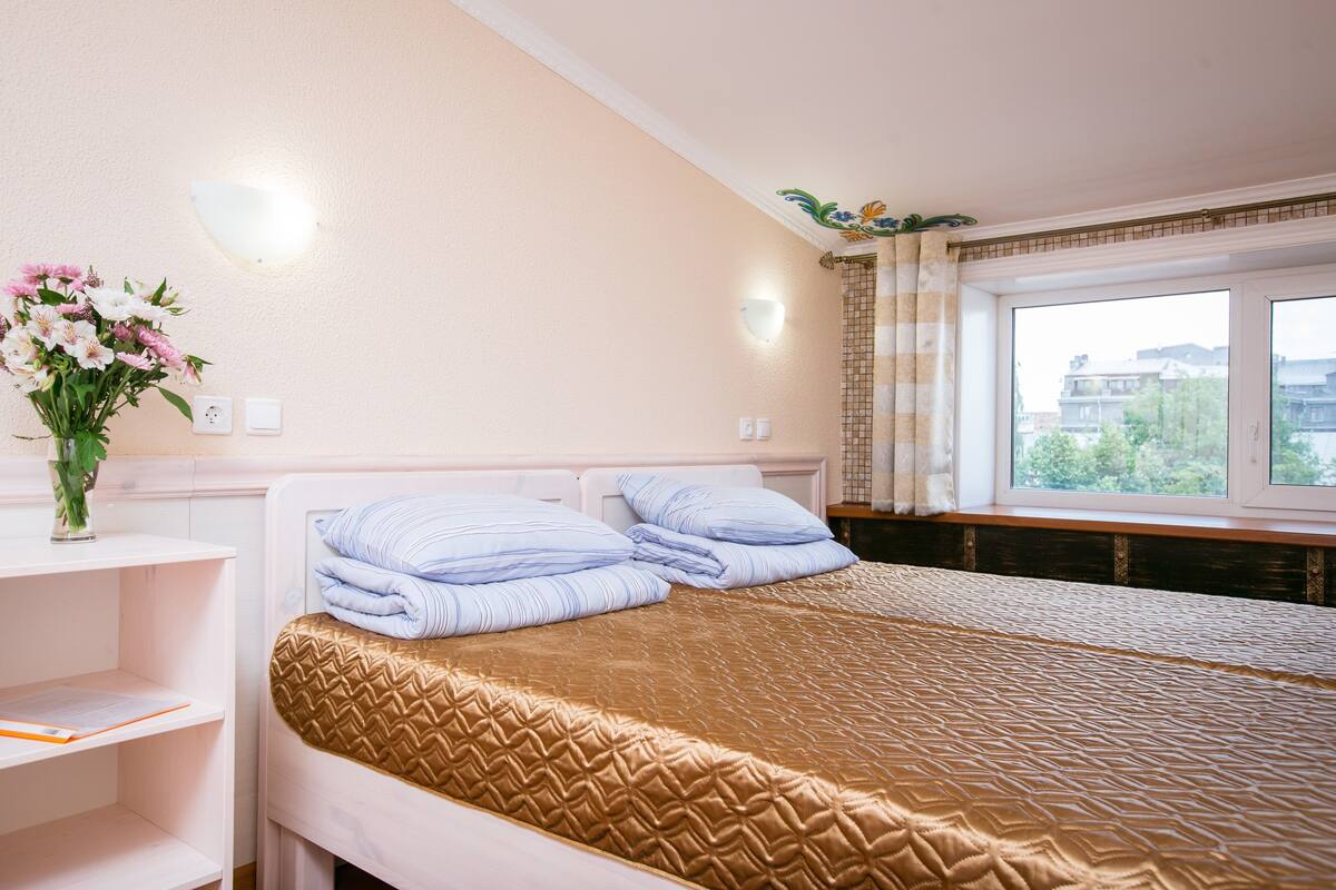 Iron/ironing board, free WiFi, bed sheets