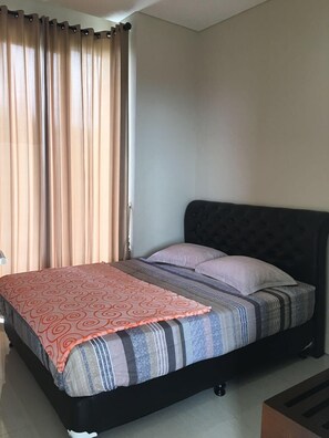 3 bedrooms, desk