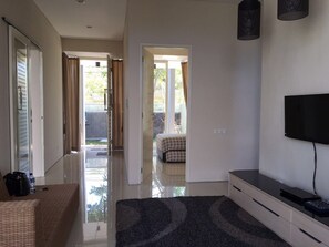 Villa, 3 habitaciones | Zona de estar | Una televisión de pantalla plana
