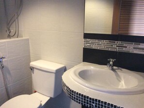 Shower, towels - TR Guesthouse (Sukhothai)