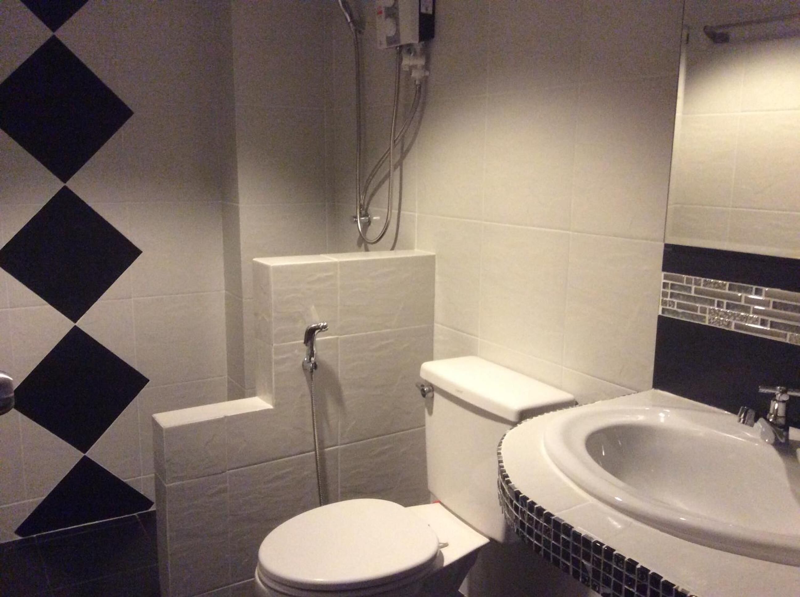 Une salle de bain avec des toilettes, une douche et un lavabo.