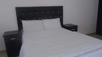 Habitación estándar | Escritorio y ropa de cama