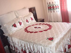 Escritorio y ropa de cama 