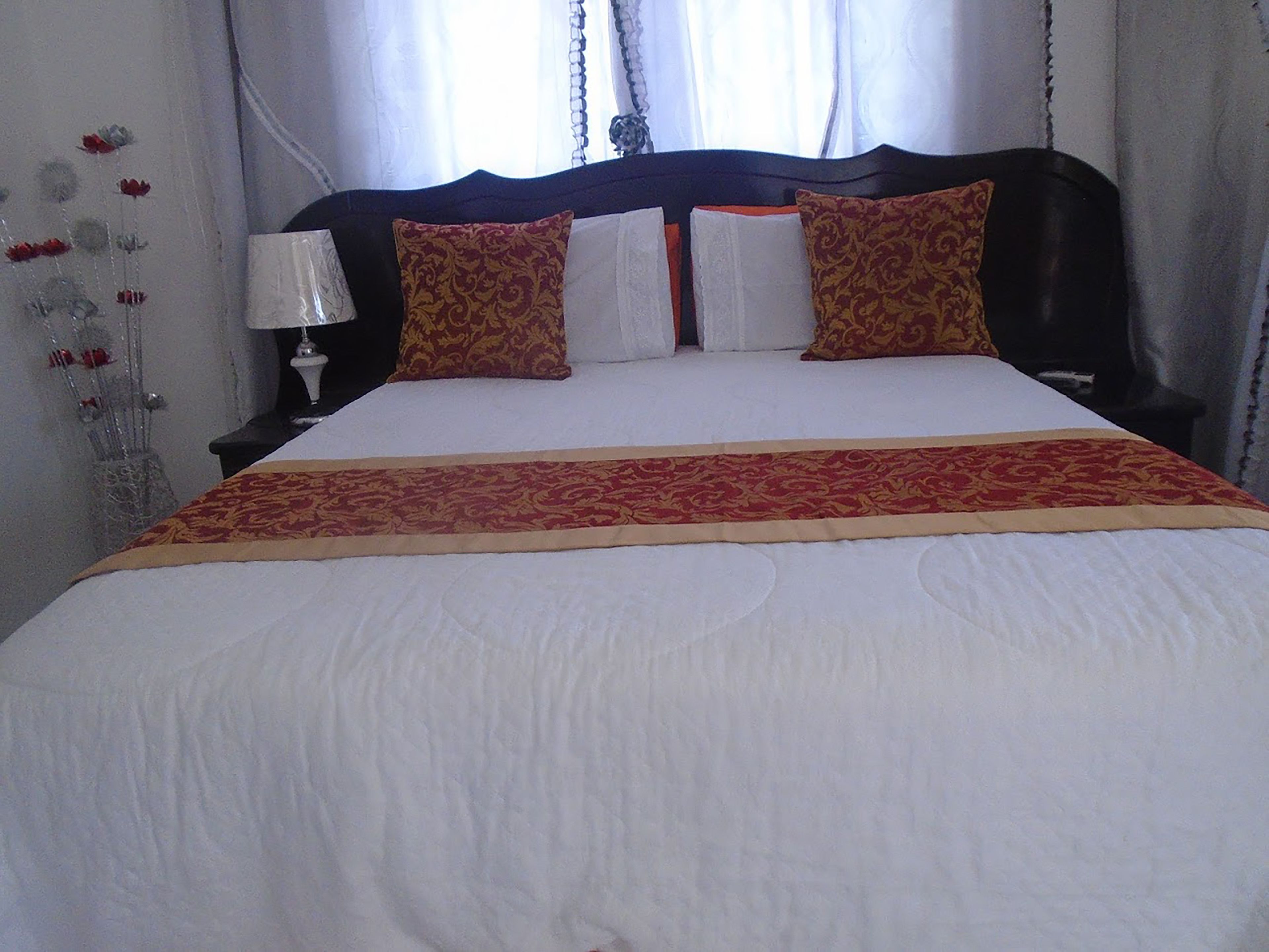Executive Room | Desk, bed sheets