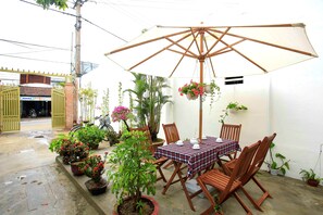 Outdoor dining - Hoa Thien Homestay (Da Nang)