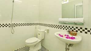 Shower, free toiletries, slippers, towels - Hoa Thien Homestay (Da Nang)