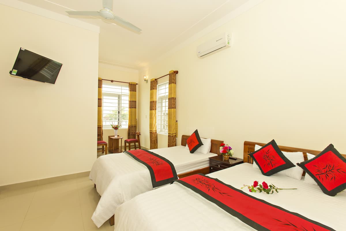 Triple Room | Living room | Flat-screen TV