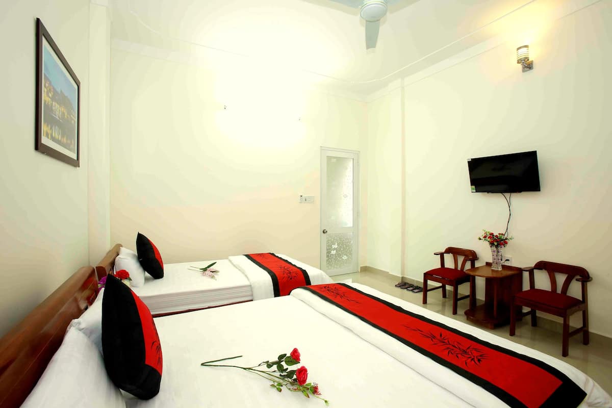 Deluxe Room | Living room | Flat-screen TV