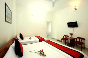 Deluxe Room | Living room | Flat-screen TV - Hoa Thien Homestay (Da Nang)