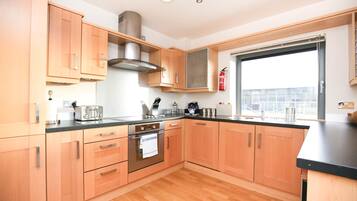 Design Apartment, 2 Bedrooms, 2 Bathrooms | Private kitchen | Fridge, microwave, oven, stovetop